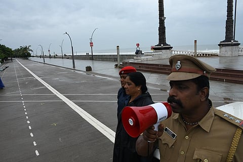 கனமழையால் புதுச்சேரி - சென்னை பேருந்து சேவை நிறுத்தம்: துறைமுகத்தில் 5-ம் எண் புயல் எச்சரிக்கை கூண்டு ஏற்றம்