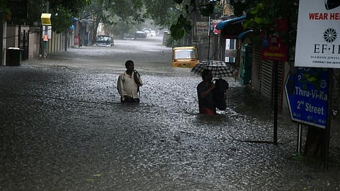 சென்னை பெருமழை | செம்பரம்பாக்கம் உபரி நீர் திறப்பு அதிகரிப்பு: மக்களுக்கு வெள்ள அபாய எச்சரிக்கை