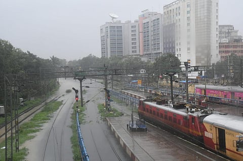 மிக்ஜாம் புயல் எதிரொலி | சென்னை சென்ட்ரலில் இருந்து புறப்படும் 12 ரயில்கள் முழுமையாக ரத்து - தெற்கு ரயில்வே அறிவிப்பு