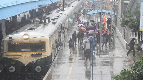 மிக்ஜாம் புயல் | புறநகர் ரயில் சேவை ரத்து; எழும்பூர், சென்ட்ரலில் இருந்து செல்லும் 25 ரயில்கள் ரத்து