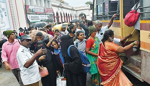 பயணிகள் பேருந்துகள் மூலம் வேலூர் புதிய பேருந்து நிலையத்துக்கு அனுப்பி வைக்கப்பட்டனர். படங்கள்: வி.எம்.மணிநாதன்.