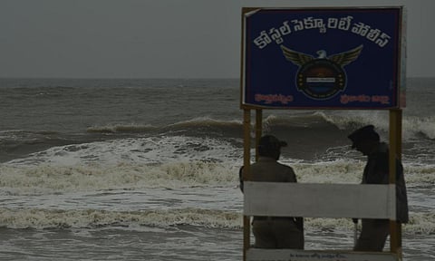 புயலால் கடலோர ஆந்திரா, ராயலசீமாவில் பலத்த காற்றுடன் கனமழை: திருப்பதி மலைப்பாதையில் பக்தர்கள் செல்ல தடை