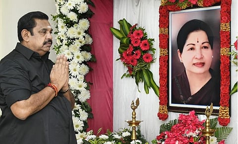 மறைந்த முதல்வர் ஜெயலலிதாவின் நினைவு தினத்தையொட்டி அவரது படத்துக்கு அதிமுக பொதுச்செயலாளர் எடப்பாடி பழனிசாமி அஞ்சலி செலுத்தினார்.