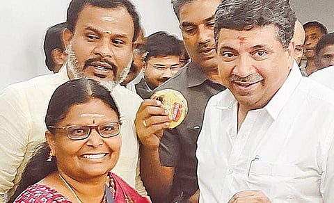 சரோஜினியை பாராட்டிய அமைச்சர் பழனிவேல் தியாகராஜன்