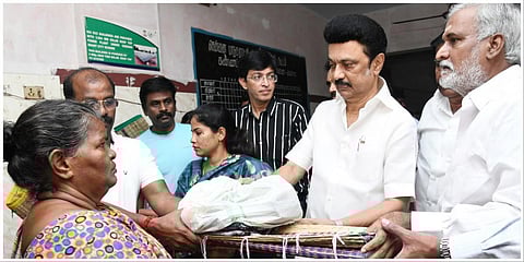 சூளை கண்ணப்பர் திடலில் உள்ள சமுகாய நலக்கூடத்தில் தங்க வைக்கப்பட்டுள்ள மக்களுக்கு நிவாரண உதவிகளை முதல்வர் ஸ்டாலின் வழங்கினார்