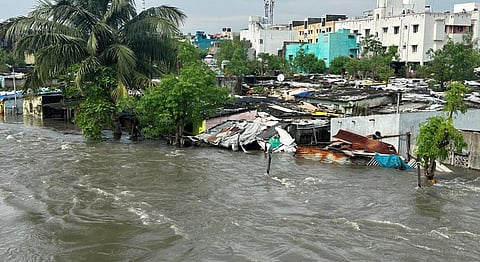 சென்னை சைதாப்பேட்டையில் குடியிருப்பு பகுதியைச் சூழந்துள்ள அடையாறு ஆற்றின் வெள்ளம் | படம்: எஸ்.ஆர்.ரகுநாதன்