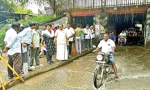 அரக்கோணம் இரட்டைக்கண் ரயில்வே சுரங்க பாதையில் மழைநீர் தேங்குவதை நகராட்சிகளின் மண்டல இயக்குநர் தனலட்சுமி நேற்று ஆய்வு செய்தார்.