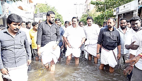 சென்னையில் மழை பாதித்த பகுதிகளை அதிமுக பொதுச்செ யலாளர் பழனிசாமி பார்வையிட்டு, மக்களுக்கு நிவாரண உதவிகளை நேற்று வழங்கினார். முன்னாள் எம்எல்ஏ சத்யா , முன்னாள் எம்பி ஜெ.ஜெயவர்தன், அண்ணா தொழிற்சங்க பேரவை செயலாளர் ஆர்.கமலகண்ணன்
உள்ளிட்டோர் உடனிருந்தனர்.