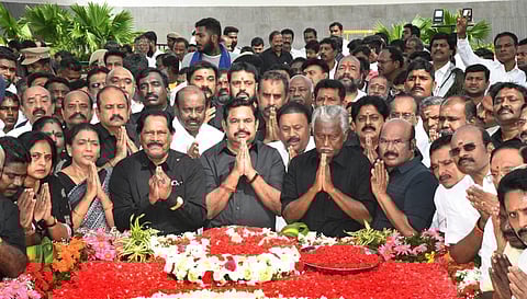 ஜெயலலிதாவின் 7-வது ஆண்டு நினைவு தினத்தை முன்னிட்டு, மெரினாவில் உள்ள அவரது நினைவிடத்தில் மலர்வளையம் வைத்து அஞ்சலி செலுத்துகிறார் அதிமுக பொதுச்செயலாளர் பழனிசாமி. உடன் கட்சியின் அவைத் தலைவர் தமிழ்மகன் உசேன், முன்னாள் அமைச்சர்கள் உள்ளிட்டோர்.