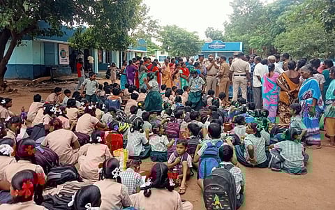 போக்சோ சட்டத்தில் ஆசிரியர் கைது: வாக்கூர் மாணவர்கள் பள்ளிக்கு வர மறுப்பு