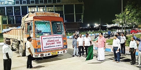 ராணிப்பேட்டை மாவட்ட ஆட்சியர் அலுவலகத்தில் இருந்து சென்னைக்கு நிவாரண பொருட்கள் கொண்டு செல்லும் லாரியை அமைச்சர் ஆர்.காந்தி கொடியசைத்து அனுப்பி வைத்தார். படம்:ப.தாமோதரன்.