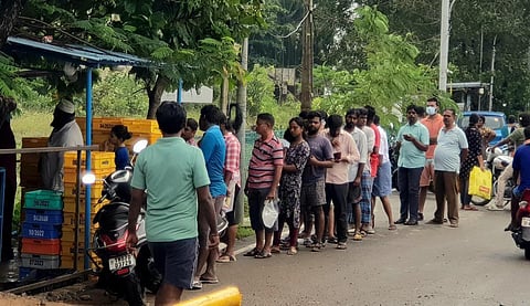 சென்னையில் தொடரும் பால் தட்டுப்பாடு: நீண்ட வரிசையில் காத்திருந்து பொதுமக்கள் அவதி