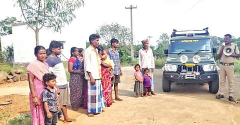 பாலக்கோடு அடுத்த வட்டகானம்பட்டி கிராமப் பகுதியில் சிறுத்தை நடமாட்டம் குறித்து நேற்று விழிப்புணர்வு ஏற்படுத்திய வனத்துறையினர்.