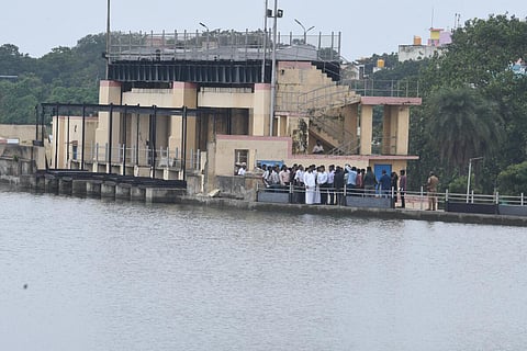 புழல் ஏரியில் அமைச்சர் துரைமுருகன் ஆய்வு. | படம்: பி.ஜோதி ராமலிங்கம்