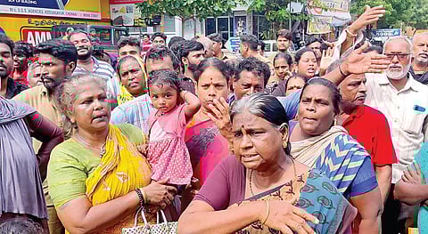 சென்னை மாநகராட்சி 37-வது வார்டு கொடுங்கையூர் அபிராமி அவென்யூ பகுதியில் மறியலில் ஈடுபட்ட பொதுமக்கள். | படங்கள்: ச.கார்த்திகேயன்