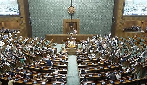 மஹுவா மீதான நெறிமுறைக் குழு அறிக்கை தாக்கல்: எதிர்க்கட்சிகள் அமளியால் மக்களவை 2 மணி வரை ஒத்திவைப்பு