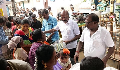 சைதாப்பேட்டை பகுதியில் அமைச்சர் மா.சுப்பிரமணியன் நிவாரண உதவிகளை வழங்கினார்.