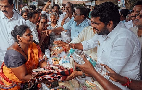 நிவாரண உதவிகள் வழங்கிய அண்ணாமலை