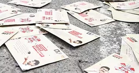 சாலையோரத்தில் வீசப்பட்ட ‘நீட்’ விலக்கு கோரும் கடிதங்கள் @ பொள்ளாச்சி