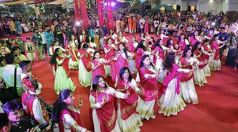 யுனெஸ்கோ அங்கீகாரம் பெற்றதற்கு இந்தியர்கள் கர்பா நடனமாடி அமெரிக்காவில் உற்சாகம்