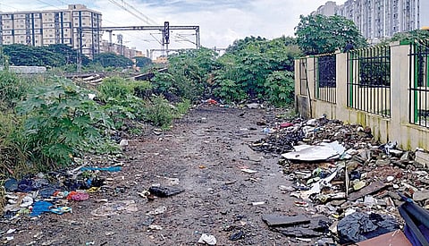 வியாசர்பாடி ஜீவா ரயில் நிலையத்துக்கு செல்லும் பாதை புதர் மண்டி கிடக்கிறது.