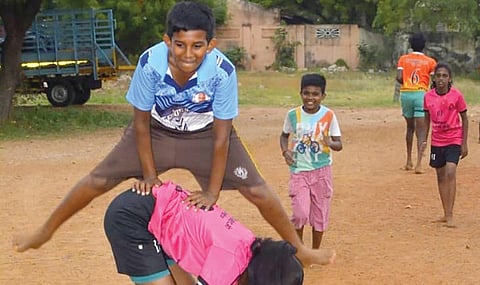 கால்தாண்டி விளையாடிய பள்ளி மாணவர்கள்.