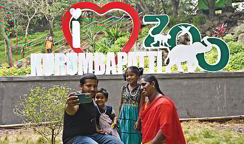 சேலம் குரும்பப்பட்டி உயிரியல் பூங்காவில் அமைக்கப்பட்டுள்ள செல்ஃபி பாயின்ட்டில் குடும்பத்துடன் செல்ஃபி எடுத்து மகிழ்ந்த சுற்றுலாப் பயணி. | படம்: எஸ்.குரு பிரசாத்