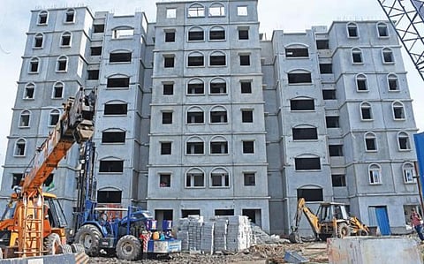 புதுச்சேரி குமரகுருபள்ளம் பகுதியில் குடிசை மாற்று வாரியத்தின் மூலம் பிரிக்காஸ்ட் கற்களை பயன்படுத்தி கட்டப்படும் அடுக்குமாடி குடியிருப்பு. படம்: எம்.சாம்ராஜ்