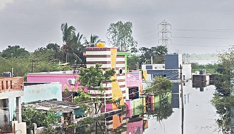 மழைநீரில் மிதக்கும் திருநின்றவூர், பெரியார் நகர் பகுதி.