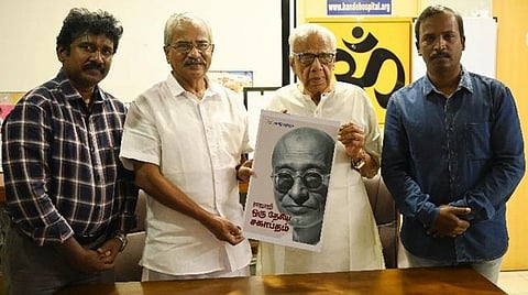 தமிழ் திசை பதிப்பகத்தின் வெளியீடாக வரவிருக்கும் ‘ராஜாஜி: ஒரு தேசிய சகாப்தம்’ நூலின் அட்டைப்பட முதல் தோற்றத்தை,டாக்டர் ஹெச்.வி.ஹண்டே மற்றும் தமிழருவி மணியன் இணைந்து வெளியிட்டனர். படம்: ம.பிரபு