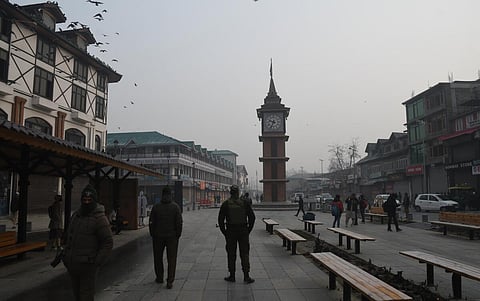 உச்ச நீதிமன்ற தீர்ப்பை ஒட்டி ஸ்ரீநகரில் பலத்த பாதுகாப்பு. | படம்: நிஸார் அகமது