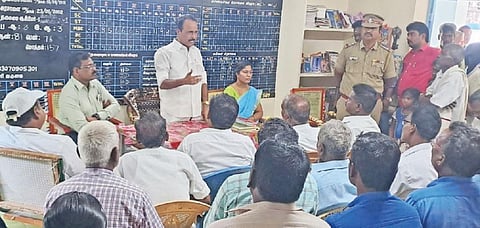 வாக்கூர் பள்ளியில் புகழேந்தி எம்எல்ஏ மாணவர்களின் பெற்றோருடன் பேச்சுவார்த்தை நடத்தினார். உடன் மாவட்ட முதன்மை கல்வி அலுவலர் அறிவழகன் உள்ளிட்டோர்.