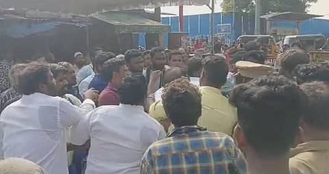 கேள்வி கேட்ட நபரை தாக்கியதாக திமுக எம்எல்ஏ ஆதரவாளர் மீது வழக்குப்பதிவு: ஆர்.கே.நகர் போலீஸார் நடவடிக்கை