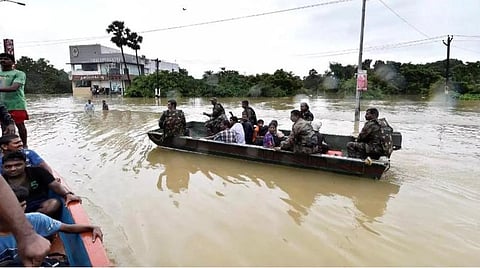 சென்னையில் மழை வெள்ளத்தால் சிக்கித் தவித்த 3,500 பேரை பத்திரமாக மீட்ட முப்படை வீரர்கள்: சமூக வலைதளங்களில் குவியும் பாராட்டு