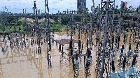 மழையால் மின்கம்பங்கள், மின்மாற்றிகள் சேதம்: மின்வாரியத்துக்கு ரூ.100 கோடி இழப்பு