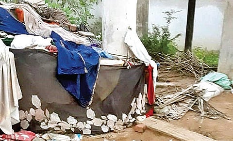 வேலூர் வள்ளலார் பேருந்து நிறுத்தம் அருகேயுள்ளகுடிநீர் மேல்நிலை நீர்த்தேக்க தொட்டியின்கீழ்ப்பகுதியில் குவிந்துள்ளகாலி மதுபாட்டில்கள், குப்பைக்கழிவுகள்.