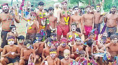 ஏழைகாத்தாள் அம்மன் கோயில் மது எடுப்பு விழாவில் உடலில் சேறு பூசிக் கொண்ட பக்தர்கள்.