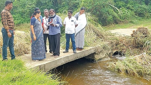 அம்பராம்பாளையம் பகுதியிலுள்ள ஆழியாறு ஆற்றில் அமைந்துள்ள தலைமை நீரேற்று நிலையத்தில் நேற்று ஆய்வு மேற்கொண்ட பொள்ளாச்சி நகராட்சி தலைவர் சியாமளா நவநீதகிருஷ்ணன் மற்றும் நகராட்சி அதிகாரிகள்.