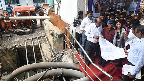 சென்னை திரு.வி.க.நகர் மண்டலம் டெமல்லஸ் சாலையில் வெள்ளம் பாதித்த இடங்களை மத்திய குழுவினர் நேற்று பார்வையிட்டனர். உடன் மாநகராட்சி ஆணையர் ஜெ.ராதாகிருஷ்ணன். குடிநீர் வழங்கல் துறை செயலர் கார்த்திகேயன் உள்ளிட்டோர்.