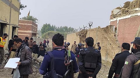 பாகிஸ்தானில் கைபர் பக்துன்குவா மாகாணத்தில் தீவிரவாதிகள் நேற்று தாக்குதல் நடத்திய இடத்தை பார்வையிடும் பாதுகாப்பு படை அதிகாரிகள்.படம்: பிடிஐ