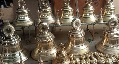 அயோத்தி ராமர் கோயிலுக்கு அனுப்புவதற்காக நாமக்கல்லில் தயார் செய்யப்பட்ட மணிகள்.