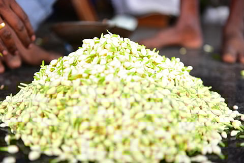 2023-ன் கடைசி முகூர்த்த நாள்: மதுரை மல்லிகைப்பூ கிலோ ரூ.3,500-க்கு விற்பனை