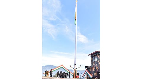 குன்னூர் வெலிங்டன் மலை உச்சியில் 108 அடி உயர கம்பத்தில் தேசியக் கொடி