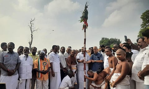 திருவையாறில் ஸ்ரீ தியாகராஜ சுவாமிகளின் 177-வது ஆராதனை விழாவுக்காக பந்தல் காலை நட்டு வைத்த ஸ்ரீ தியாகபிரம்மம மகோற்சவ சபா அறங்காவலர் எஸ்.சுரேஷ் மூப்பனார் உள்ளிட்டோர் | படங்கள்: ஆர். வெங்கடேஷ்