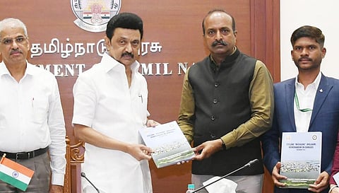 மத்தியக் குழுவிடம் கோரிக்கை மனுவை அளித்த தமிழக முதல்வர் மு.க.ஸ்டாலின்.