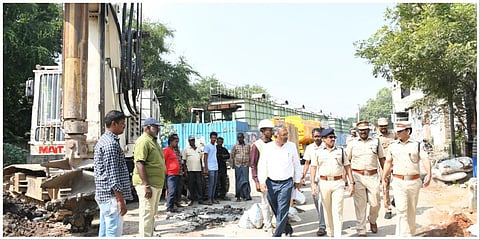 மதுரை கோரிப்பாளையம் மேம்பால கட்டுமானப்பணிகளை மாநில நெடுஞ்சாலை மற்றும் காவல்துறை அதிகாரிகள் பார்வையிட்டனர் | படம்: எஸ்.கிருஷ்ணமூர்த்தி