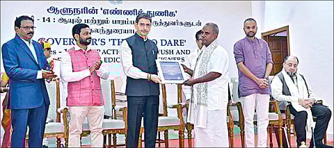 சென்னை கிண்டி ராஜ்பவனில் ஆளுநரின் ‘எண்ணி துணிக – ஆயுஷ் மற்றும் பாரம்பரிய மருத்துவர்களுடனான கலந்துரையாடல்’ தொடர் நிகழ்ச்சியின் 14-ம் பகுதி நேற்று நடைபெற்றது. இதில் ஆளுநர் ஆர்.என்.ரவி பங்கேற்று, சித்த வைத்திய மூதறிஞர் மறைந்த அருச்சுனனுக்கு பெருமை சேர்க்கும் விதமாக விருது வழங்கி கவுரவித்தார். பாரம்பரிய எலும்பு முறிவு சிகிச்சை அறிஞர் வைத்தியரும், அருச்சுனனின் தம்பியுமான ப.டம்பாச்சாரி இந்த விருதை பெற்றுக் கொண்டார்.