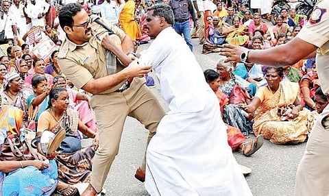 திண்டுக்கல்லில் மறியல் செய்தவர்களுடன் நடுரோட்டில் மல்லுக்கட்டிய டி.எஸ்.பி. கோபாலகிருஷ்ணன். | கோப்புப் படம்.