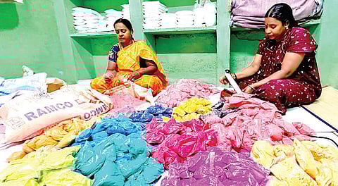 திண்டுக்கல்லில் பல வண்ணங்களில் கோலப் பொடிகள் தயாரிக்கும் பணியில் ஈடுபட்டிருந்த உரிமையாளர் ஆர்.ஜோதி மற்றும் பெண் தொழிலாளி. | படம்: நா.தங்கரத்தினம்.