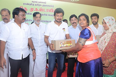 வெள்ளத்தால் பாதிக்கப்பட்டவர்களுக்கு நிவாரண பொருட்கள் வழங்கிய உதயநிதி ஸ்டாலின்